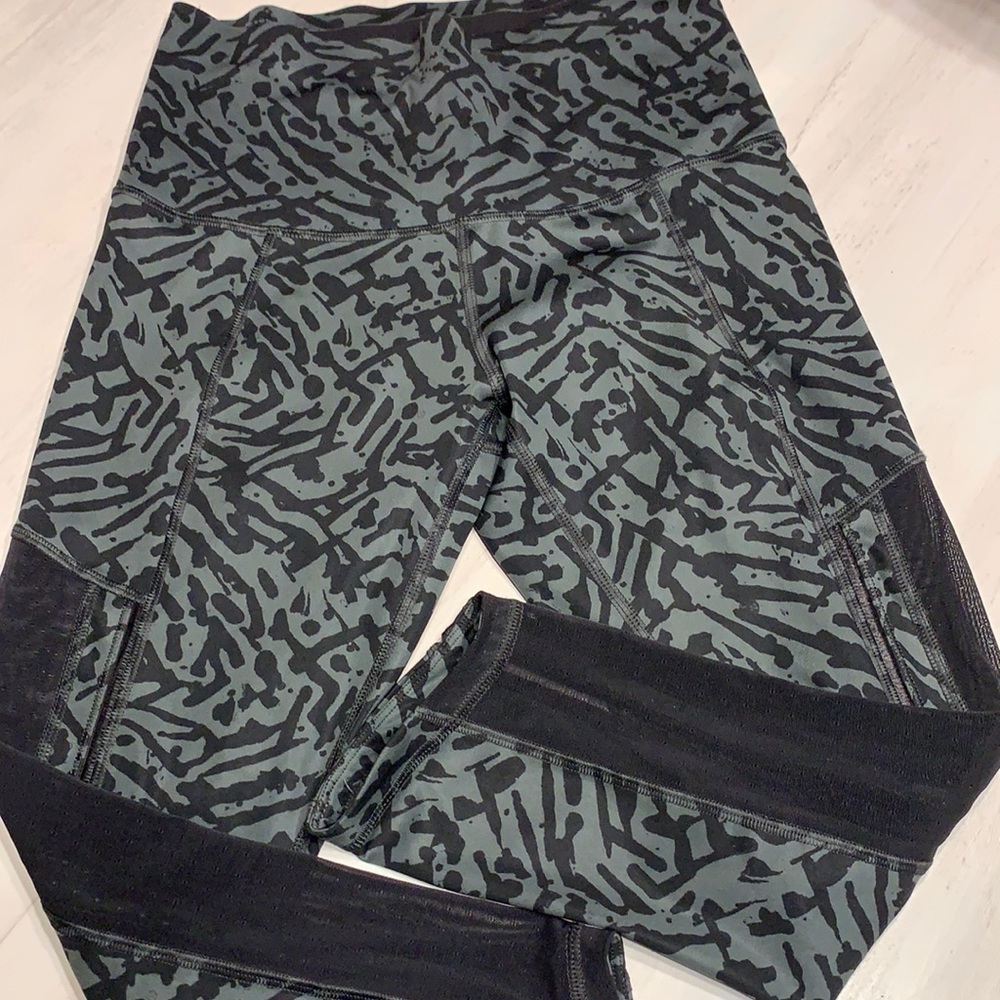 Lululemon size 6 capris